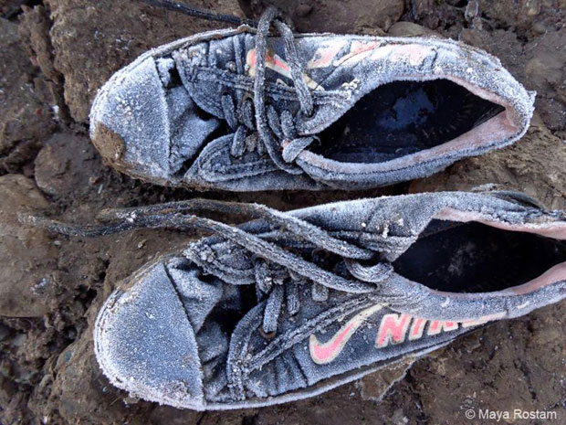En retard pour se rendre à l’atelier de Reza, Maya Rostam photographie alors ses chaussures gelées. À son arrivée, le photographe fond en larmes et raconte : « Je n’avais jamais été aussi touché par le pouvoir symbolique d’une image. »