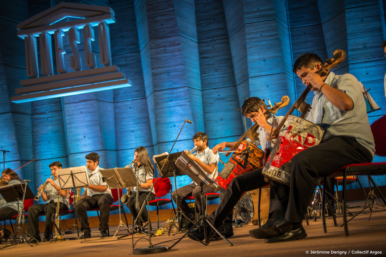 Orchestre de Cateura, du Paraguay. Groupe musical de jeunes de bidonvilles, qui interpretent des œuvres avec des instruments recyclés, fabriqués à partir de déchets ménagrs. Concert à l'UNESCO à l'occasion de la COP21