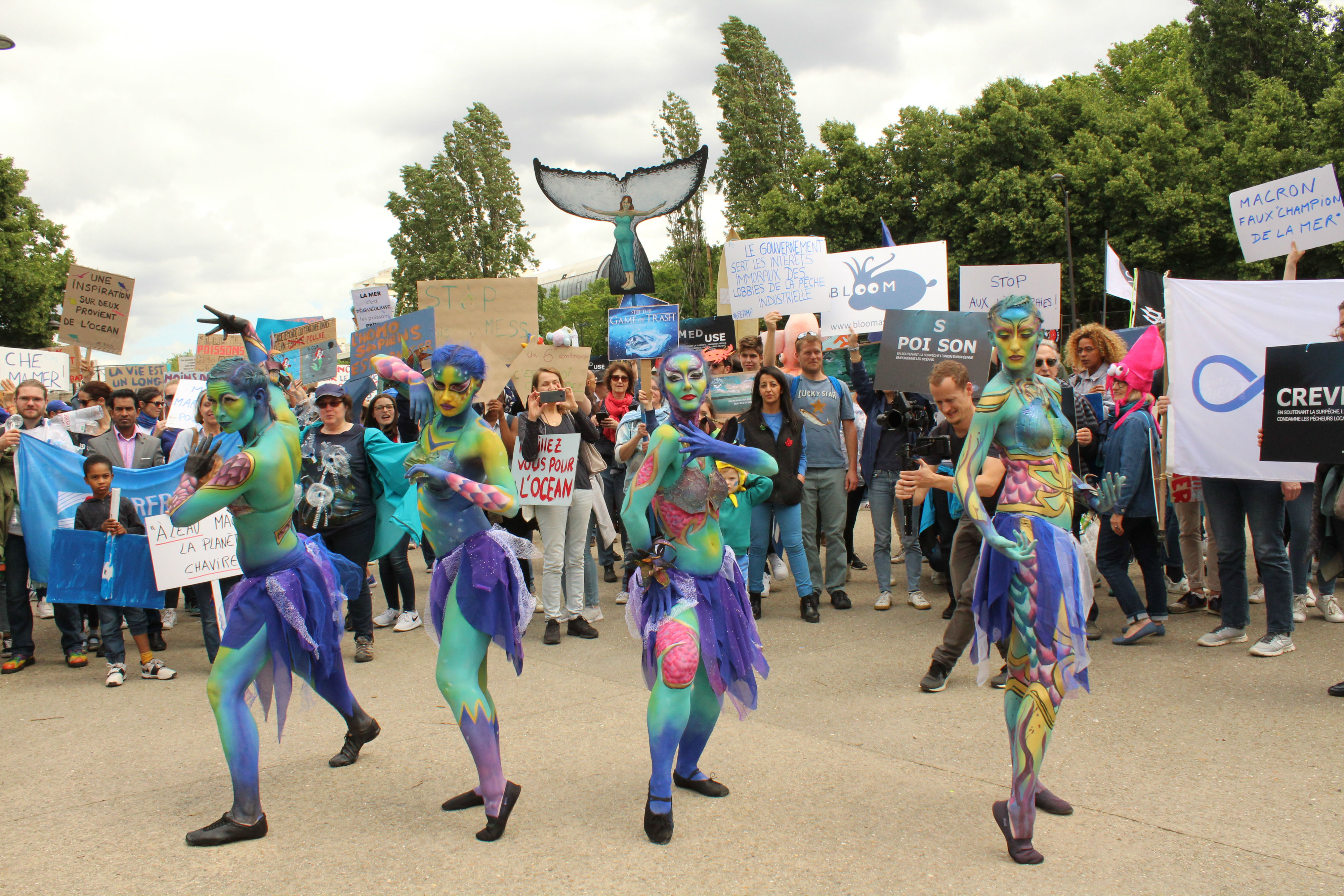 La Marche pour l'Océan s'élance, guidée par les danseuses-sirènes, en direction du Canal Saint-Martin / ©Cypriane El-Chami