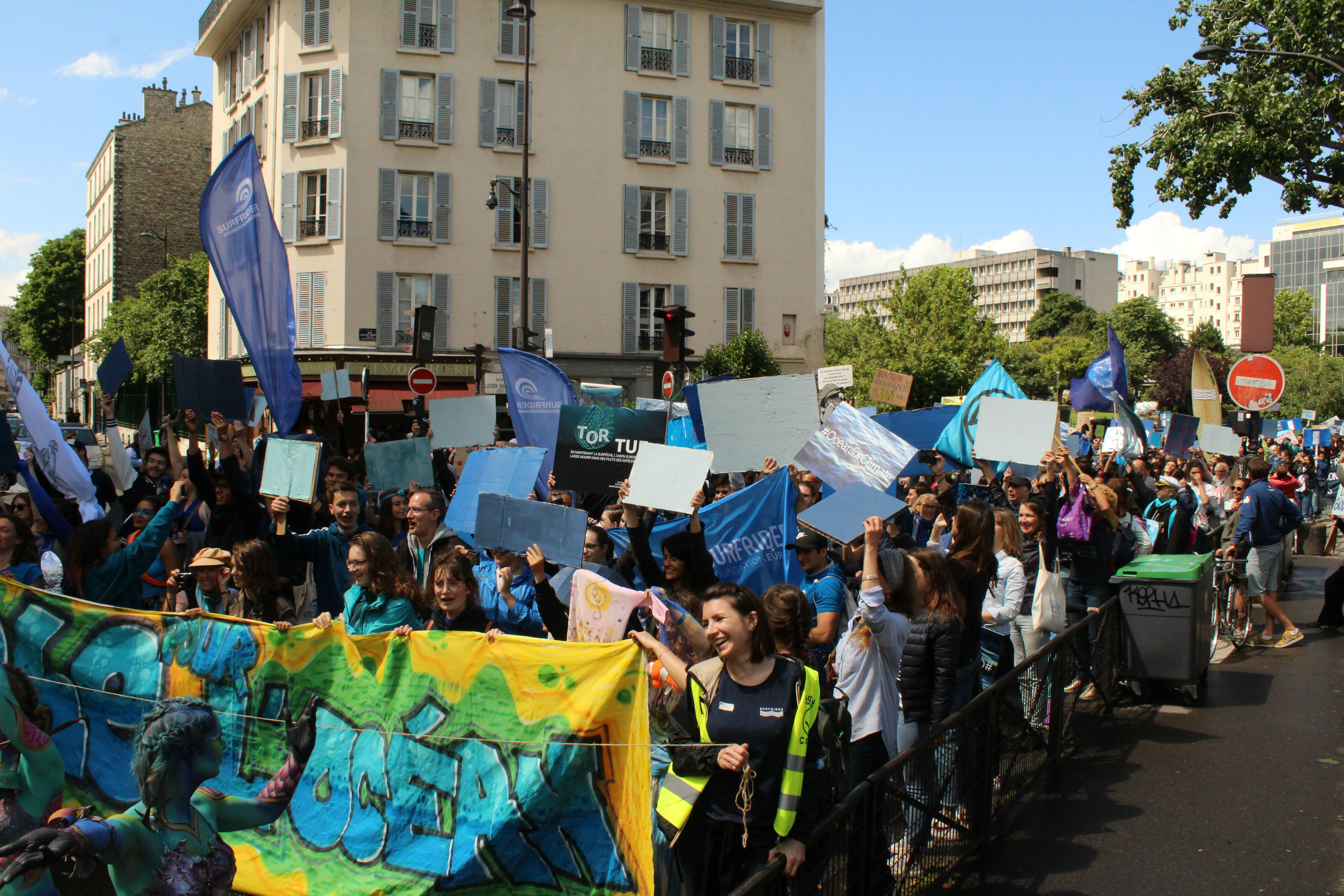 Trois vagues bleues ont été formées par les manifestant.e.s, qui brandissaient des pancartes bleues / ©Cypriane El-Chami