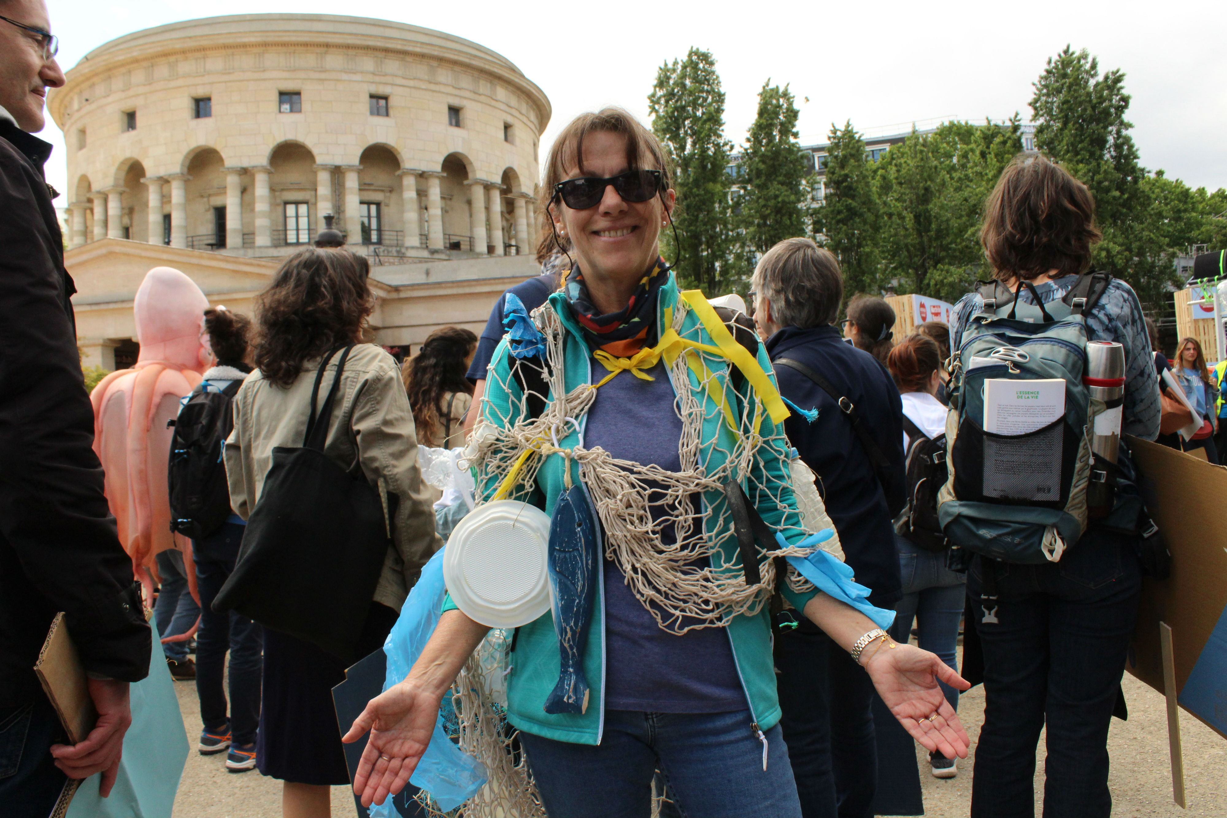 Pour dénoncer la pollution des océans, des manifestant.e.s portaient des déchets en plastique par-dessus leur vêtements / ©Cypriane El-Chami