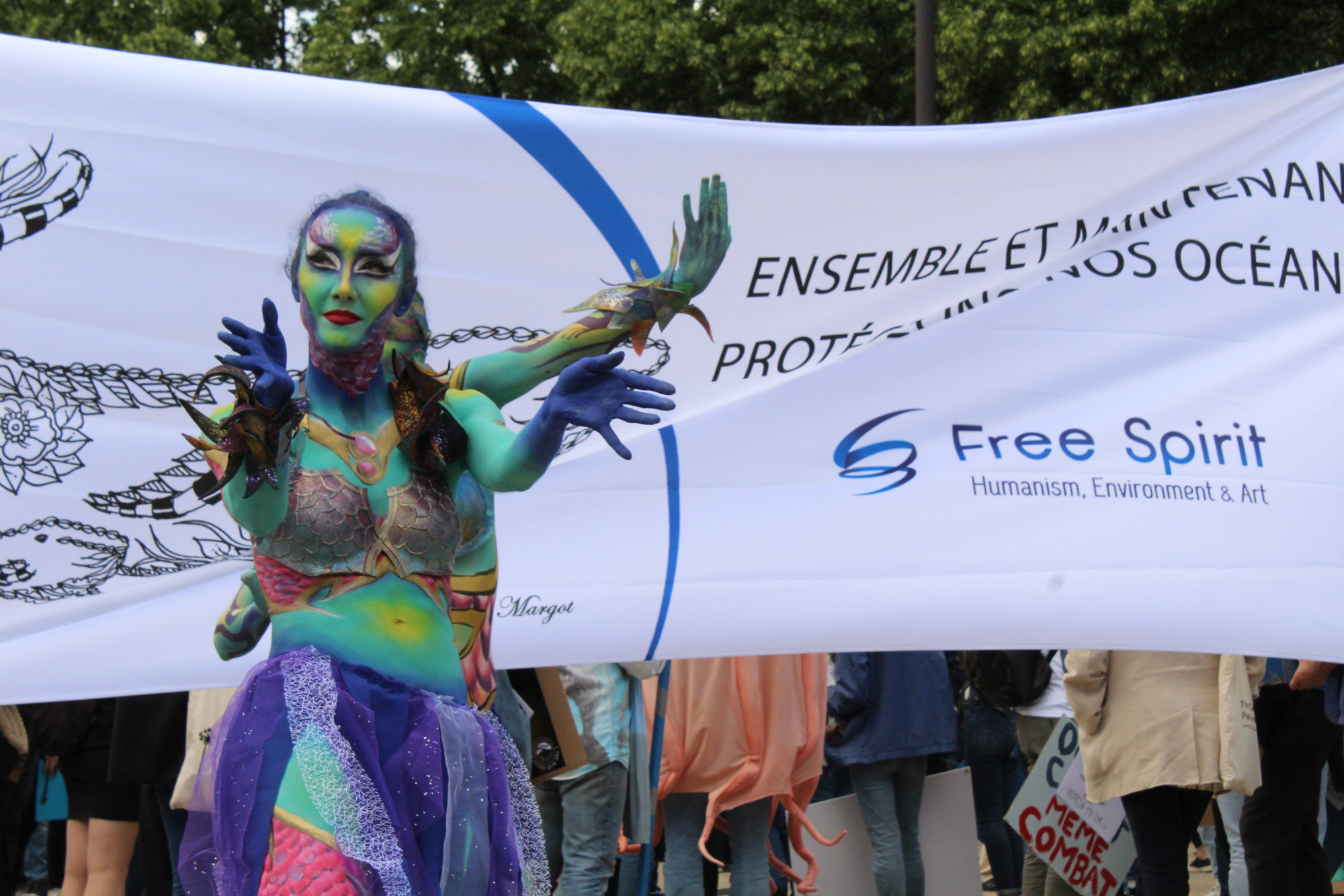 En amont de la Marche, une performance dansée a été présentée par des danseuses maquillées en sirènes / ©Cypriane El-Chami