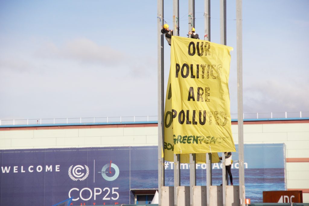 Action de Greenpeace devant l'IFEMA de Madrid, où se tenait la COP25, vendredi 13 décembre, jour prévu de la fin de la COP 2