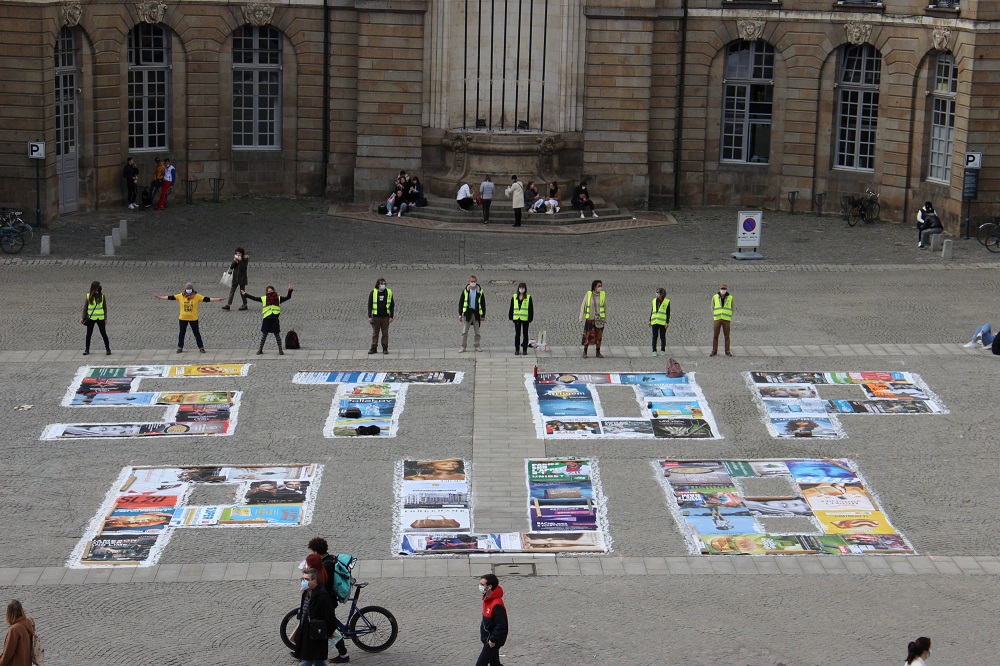 Alternatiba en action dans le centre de ville de Rennes pour sensibiliser à l'omniprésence des publicités. ©Alternatiba