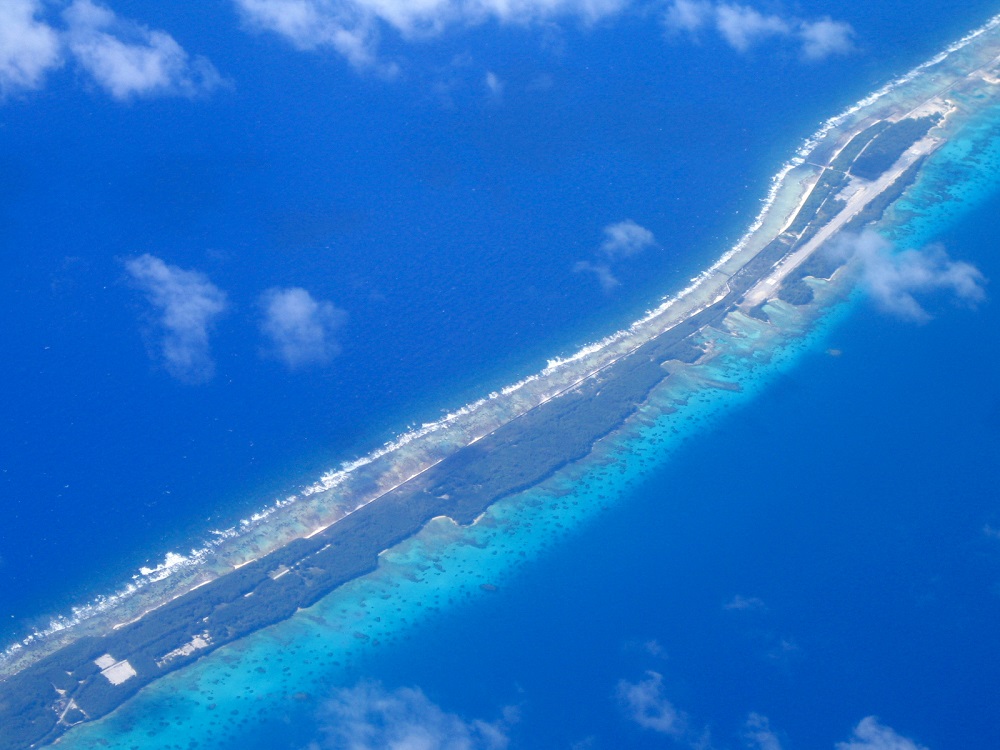 Une vue aérienne de l'atoll de Mururoa en 2005. Essais nucléaires